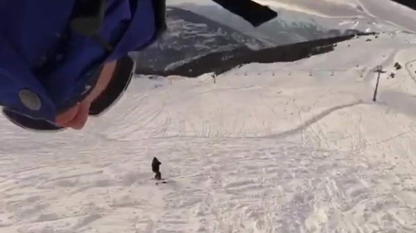 Plotseling... Een snowboarder