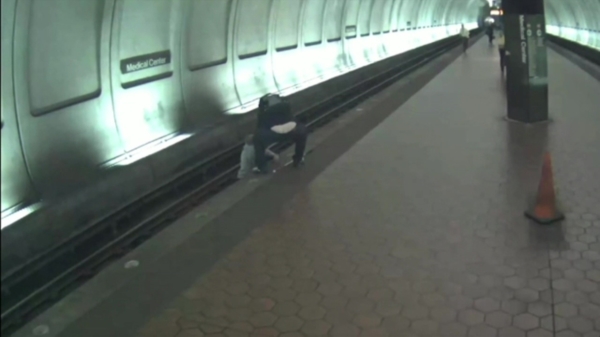 Blinde man valt op metrorails en wordt gelukkig net op tijd gered