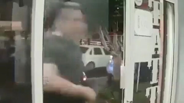 Slaaptablet maakt kennis met een glazen deur