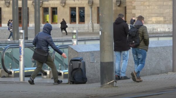 Gekkenwerk. Boevenspotter betrapt 2 tasjesdieven op heterdaad