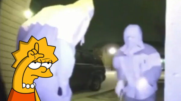 DOH. 18-jarige crimineel schiet zichzelf in z'n been tijdens het intrappen van een deur