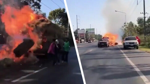 Aan de kant: Lucifer scheurt met een aanhanger vol brandend hooi voorbij