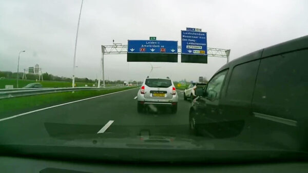 Achterlijk haantjesgedrag op A4 leidt tot aanrijding op volle snelheid