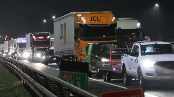 Beetje gladheid zorgt voor 350km file terwijl "80% thuis werkt" volgens Rutte