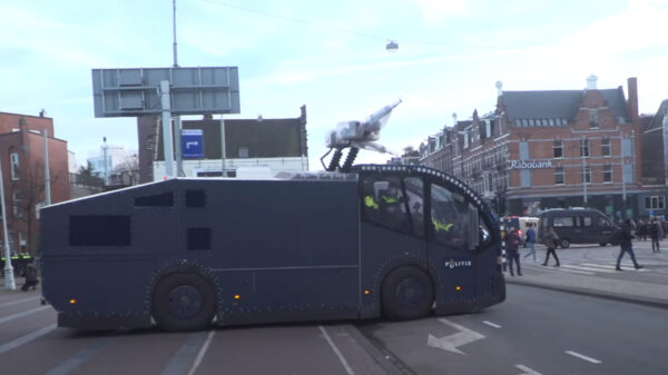 Ook gisteren moest de politie het Museumplein weer leegvegen