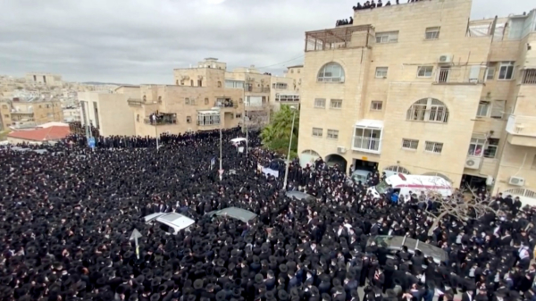 Mazzeltof! Ultraorthodoxe joden in Israël negeren massaal lockdown bij de uitvaart van een rabbijn