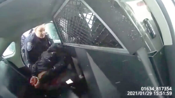 Compleet geschift: politie peppersprayt 9-jarig meisje in handboeien achterin politieauto