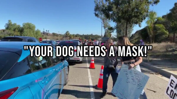 Wachtenden voor vaccinatie worden lastiggevallen door antimaskers