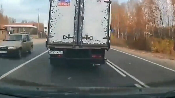 Stuk ongeduld ziet eindelijk een mogelijkheid om (rechts) in te halen