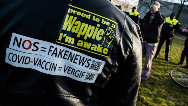 Mag uiteraard ook al niet meer: mensen 'wappie' noemen