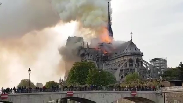 Breaking: enorme brand in Notre Dame-kathedraal in Parijs