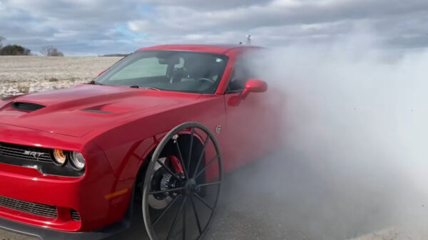 Met een Dodge Hellcat op koetswielen blijk je prima burnouts te kunnen maken