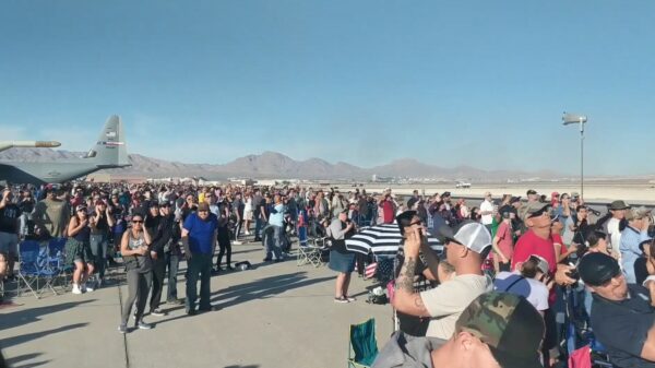 Laagvliegende Thunderbird bezorgt toeschouwers een hartverzakking