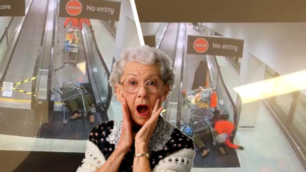 De berg bejaarden onderaan de roltrap werd steeds groter