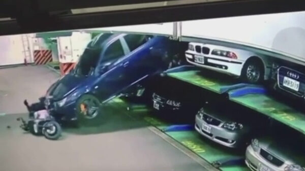 Plotseling... Een auto op je hoofd