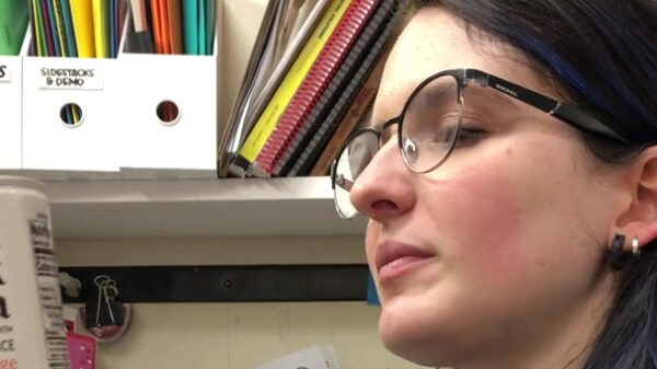 Vrouw volgt keurig de instructies op