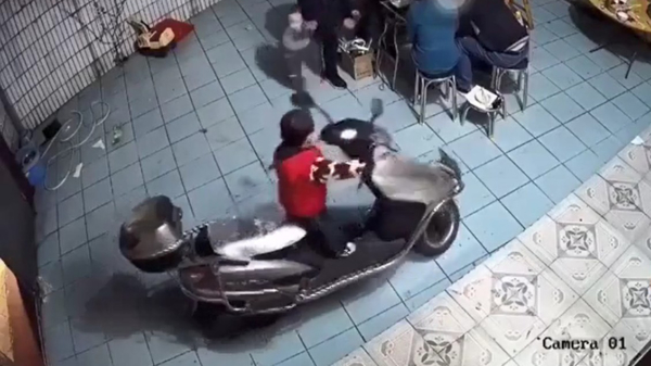 Koter start scooter en rijdt gehele Chinese rijsttafel ondersteboven