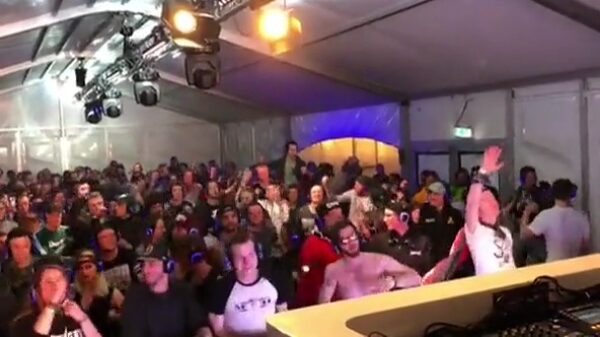 Een silent disco op een hakkûhparty is een behoorlijk vreemd gezicht