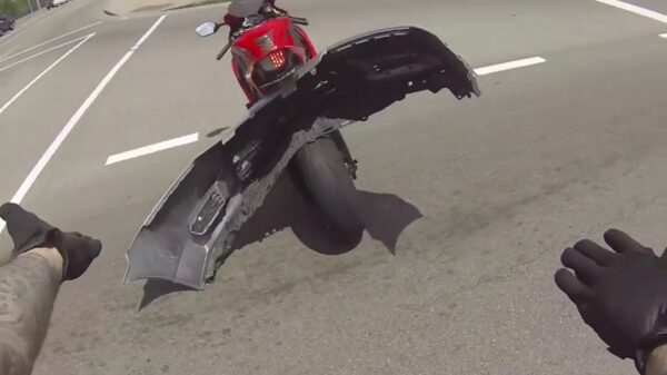 Bejaarde geeft motorrijder gratis voorbumper na stevige aanrijding van achter