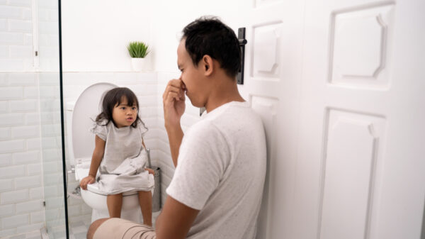 Kakkende koter heeft heerlijk gesprek met zichzelf