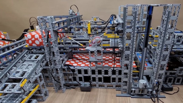 Met deze LEGO inpakmachine hoef je zelf nooit meer met papier te klooien