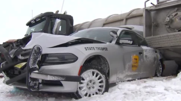 Bizarre kettingbotsing van 40 auto's na sneeuwstorm in Iowa