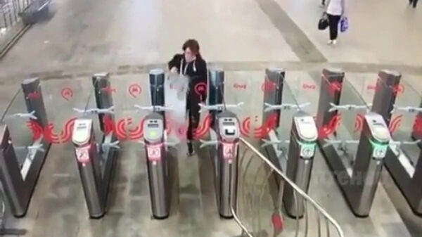 Fak jou, je OV-chipkaart én je toegangspoortje