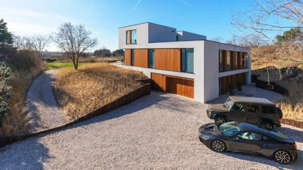 Moderne duinvilla is met een prijskaartje van 3,95 miljoen een kostbaar juweeltje