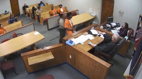 Rechter pakt gevangene aan als hij wordt aangevallen in een rechtszaal