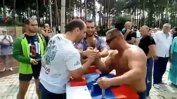 Kemphanen met iets teveel testosteron dagen elkaar uit voor een potje armpjedrukken