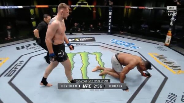 Bloedende Alistair Overeem door de knietjes tijdens #UFCVegas18