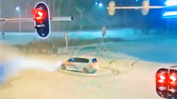 Agenten draaien lekkere donuts op een besneeuwd kruispunt in Zutphen