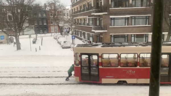 Haagse Hulk geeft tram in de Vondelstraat een klein steuntje in de rug
