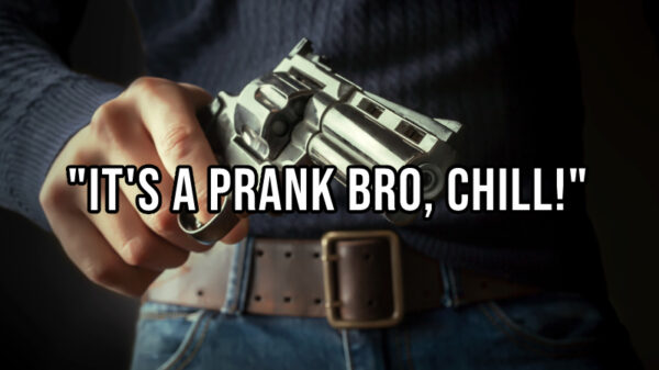 Darwin-award uitgedeeld: YouTuber doodgeschoten na overvalprank met slagersmessen