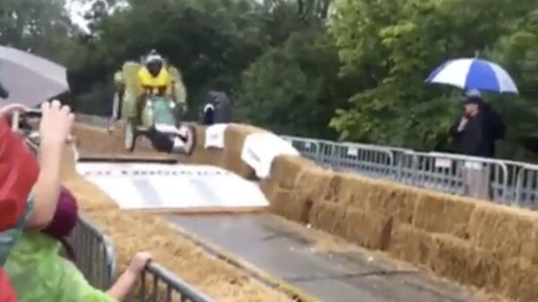 Bestuurder zeepkist besluit te remmen met zijn gezicht