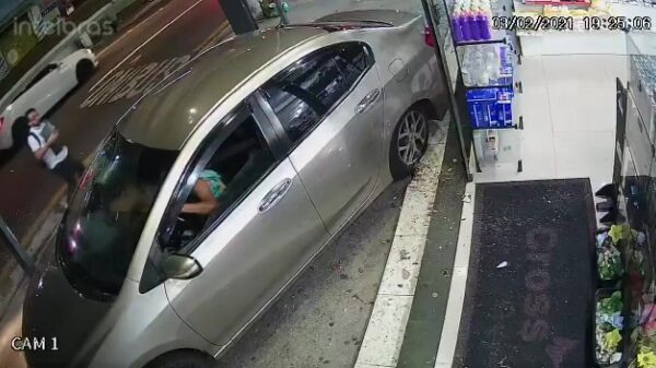 Vrouw in auto ziet aanbieding