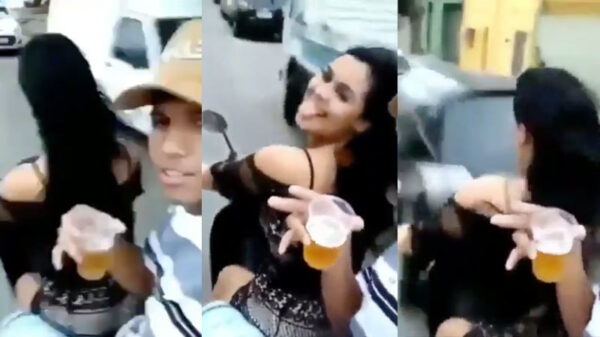 Scooterchick heeft iets teveel aandacht voor de camera en knalt vol op geparkeerde auto