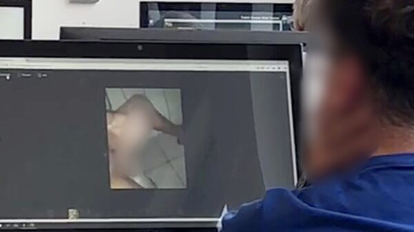 Keurig geklede jongeman betrapt op kijken van vieze filmpjes in openbare bibliotheek