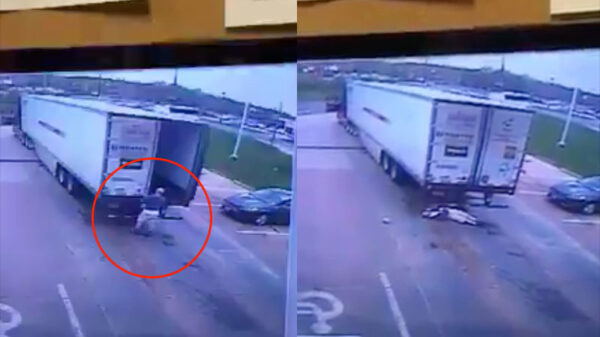 Vrachtwagenchauffeur knock-out gebeukt door vliegende deur van rechts