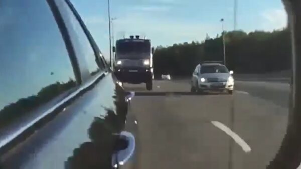 Automobilist wordt met 160 km/u moeiteloos ingehaald door vrachtwagen