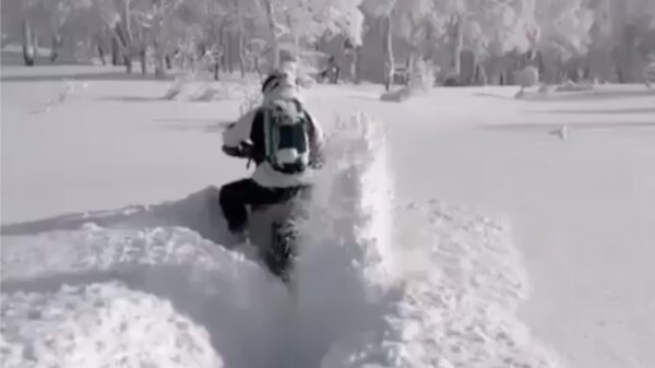 34 meter sneeuw voor je deur? Koop gewoon een crossmotor!