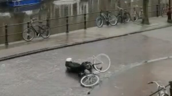 Een compilatie van leedvermaak dankzij een gladde straat in Amsterdam