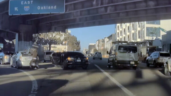 En weg issie: boefjes slaan autoruit in bij snelwegoverval