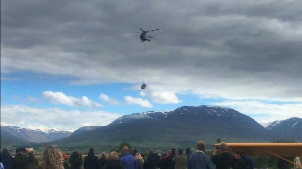 Kustwacht verwijdert illegaal geparkeerde auto en dropt hem uit de lucht