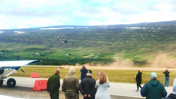Kustwacht verwijdert illegaal geparkeerde auto en dropt hem uit de lucht