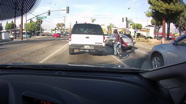 Problem Child slaat zonder reden zijspiegel van auto