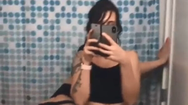 Dronken chick probeert zich in de badkamer op te frissen