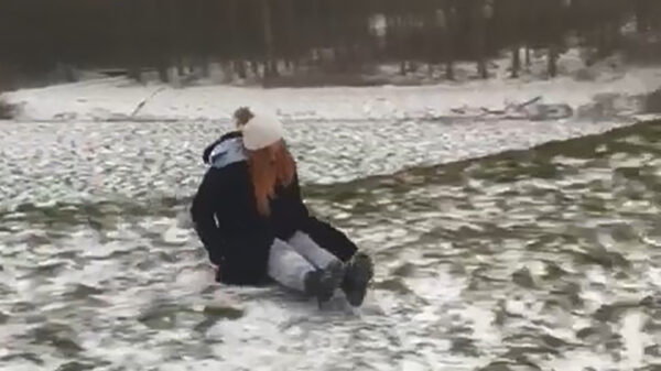 Anne glijdt iets té ver op haar nieuwe slee