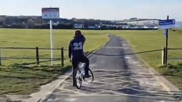 Echt gek, waarom zou hij daar aan het wachten zijn?