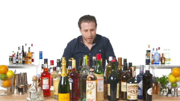 Barman Jeff Solomon laat zien hoe je bijna ELKE cocktail zelf kunt maken